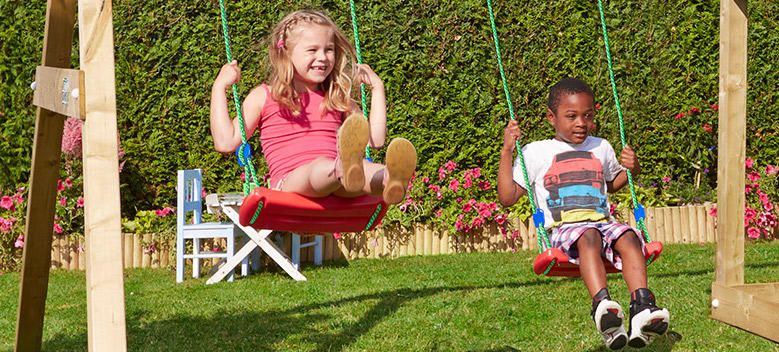 Jungle Gym Speeltoren en schommel - 2 schommelzitjes met schommelende kinderen