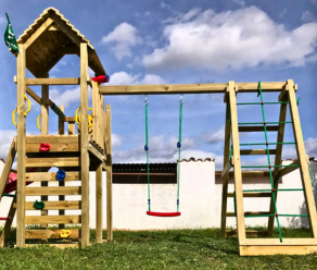 Houten speeltoestel met schommel, klimnet, ladder en glijbaan in een achtertuin